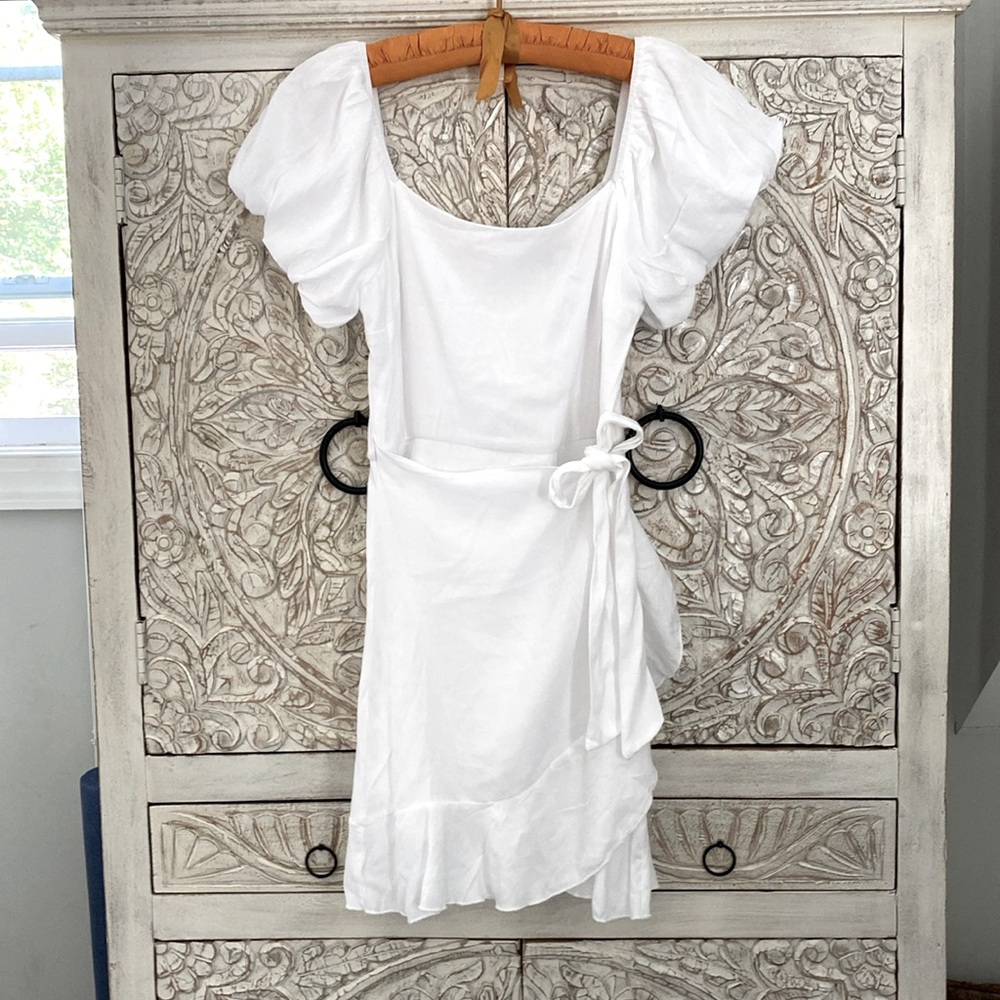 White short wrap dress with puffy sleeves. Never been worn. No tags